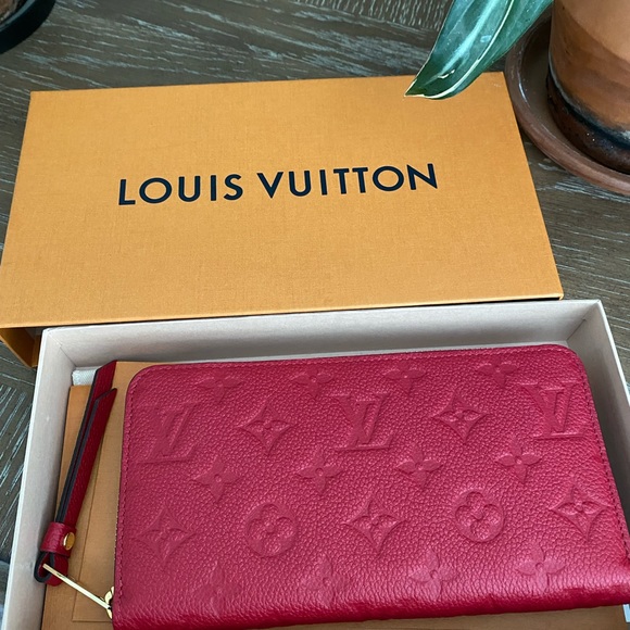 Scarlett Louis Vuitton zippy Wallet - Picture 6 of 11